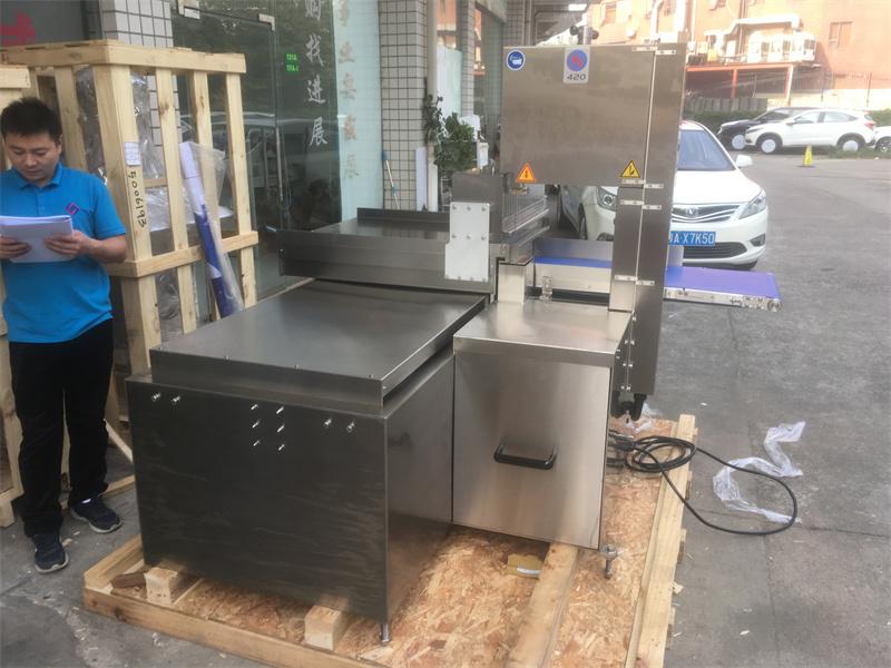 全自動鋸骨機(jī)對凍肉切割加工廠的作用，大得你無法想象