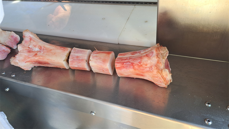 牛棒骨、豬脛骨鋸塊切段，帶骨鮮肉自動(dòng)進(jìn)料鋸骨機(jī)介紹 