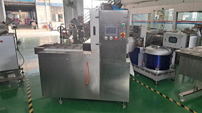 多鋸條鋸塊切丁，冷凍雞邊腿、琵琶腿加工的自動(dòng)鋸骨機(jī)